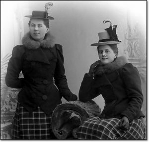 Tvillingsystrar - Foto: Sw. Swensson kring 1887-90 Tvillingsystrar - Foto: Sw. Swensson kring 1887-90