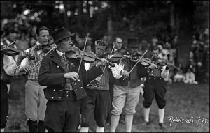 Spelmän vid Adelsnäs Foto: Erik Falk juli 1934 spelman